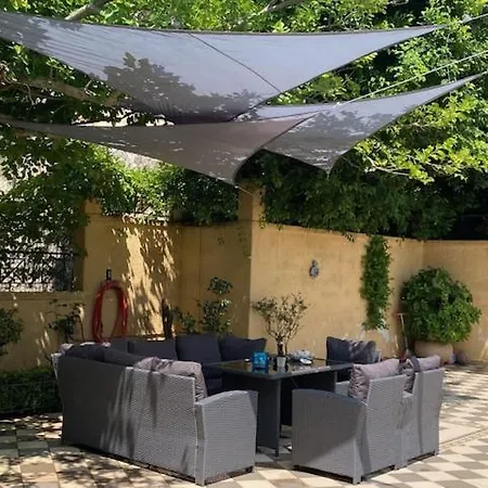 Villa Tzitzifies *